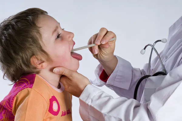 Дитина з болем в горлі — стокове фото