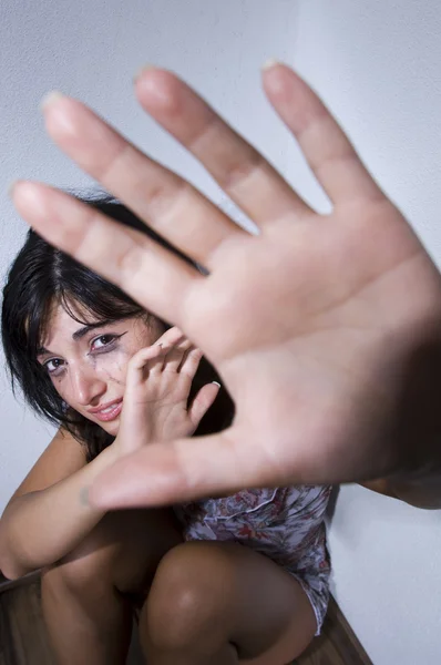 Une femme terrorisée par un harceleur — Photo