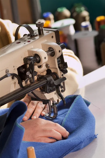จักรเย็บผ้าอุตสาหกรรม — ภาพถ่ายสต็อก