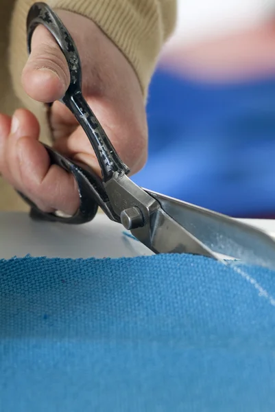Scissors cutting cloth — Stock Photo, Image