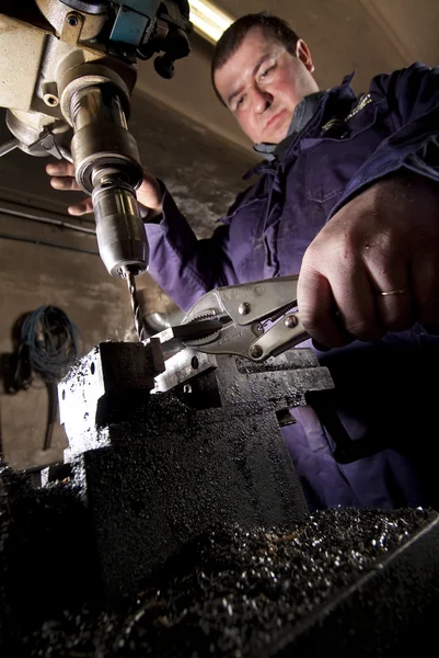 Trabajador trabaja con taladro industrial —  Fotos de Stock