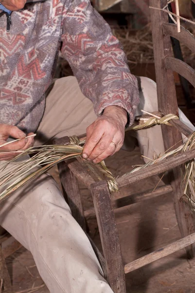 stock image Carpenter weaves straw