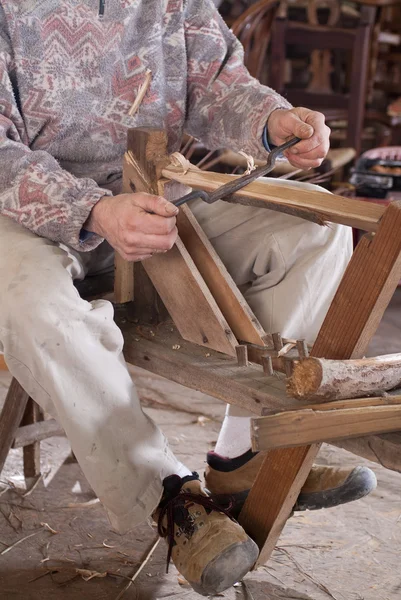 Carpintero cortando madera —  Fotos de Stock