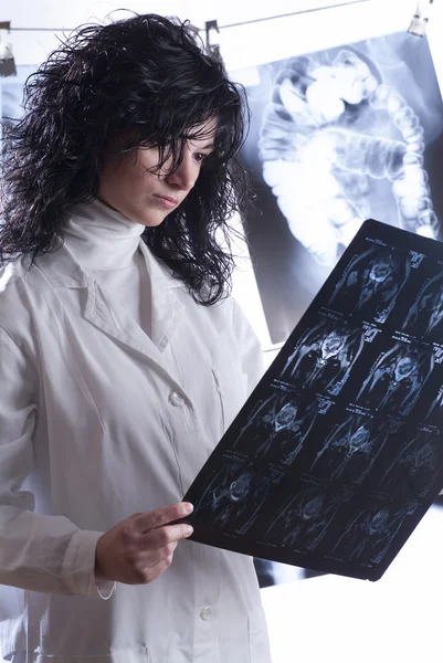 Les médecins examinent les rayons X — Photo