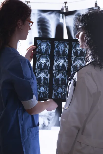 Lékaři zkoumat rentgenové záření — Stock fotografie