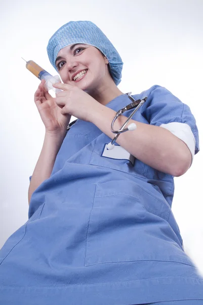 Unga läkare glad att få en injektion — Stockfoto