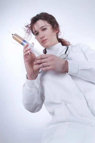 Female Doctor ready for an injection — Stock Photo, Image