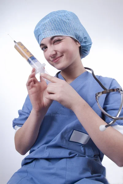 Giovane medico felice di ottenere un'iniezione Foto Stock
