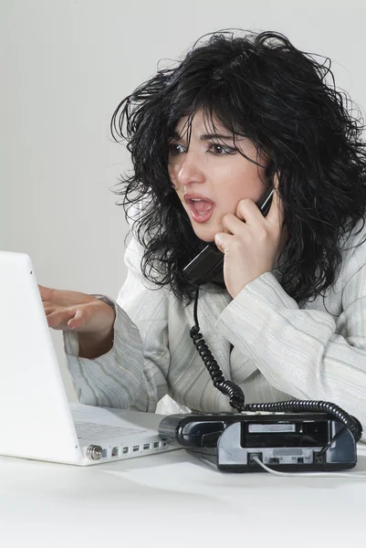 Mulher de negócios atender o telefone — Fotografia de Stock
