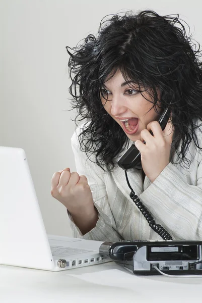 Счастливая деловая женщина отвечает на звонки — стоковое фото