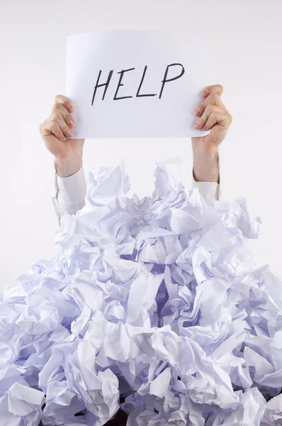 Бізнесмен, перевантажений папером, просить допомоги — стокове фото