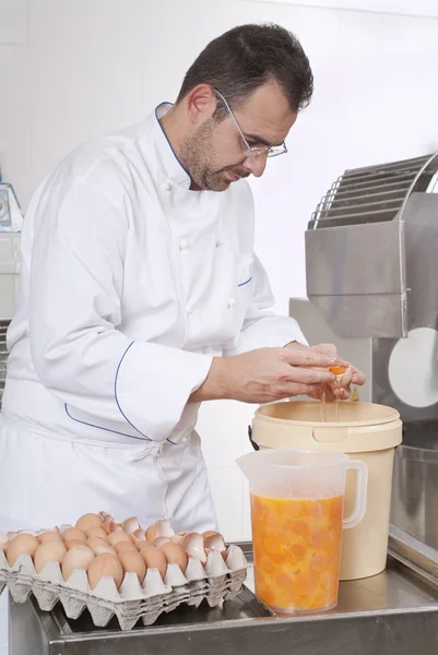 Pastelaria Chef prepara os ingredientes — Fotografia de Stock
