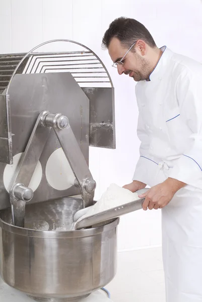 Pastelaria Chef prepara os ingredientes — Fotografia de Stock