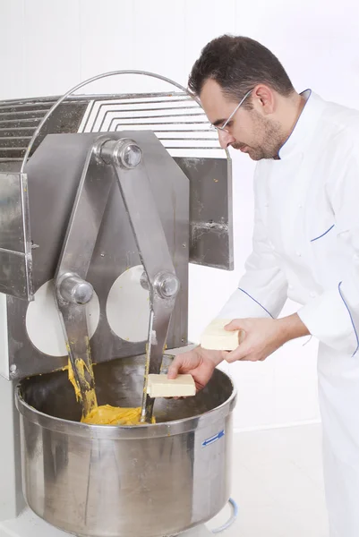 Konditor förbereder ingredienser — Stockfoto