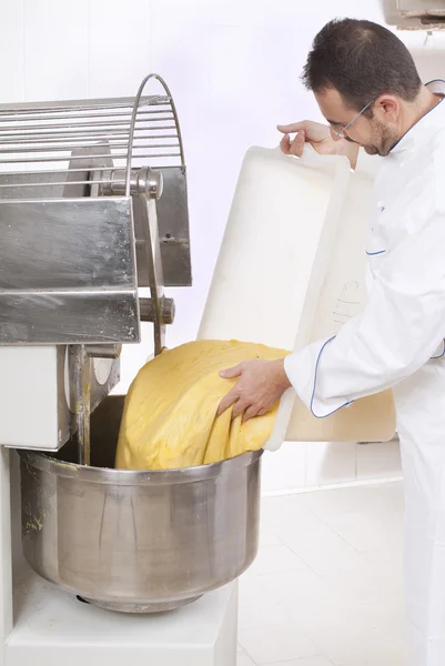 Pasta şefi malzemeyi hazırlar — Stok fotoğraf
