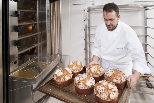 ペーストリー作りの職人は奪うパネットーネのオーブン焼き — ストック写真