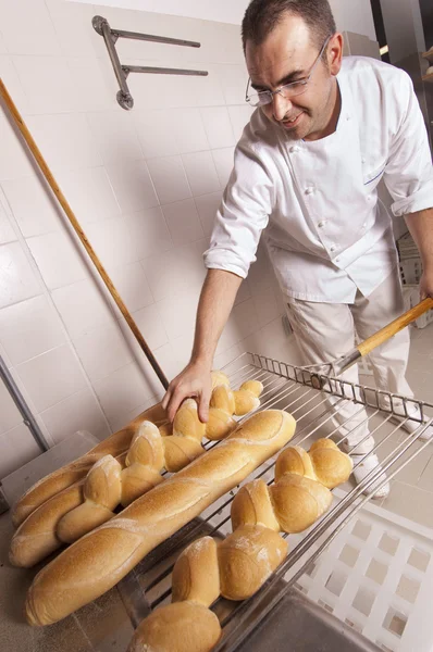 Bäcker macht das Brot — Stockfoto