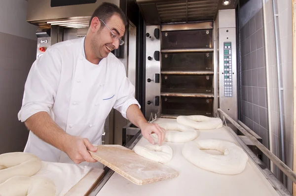 Baker makes the bread — Stock Photo, Image