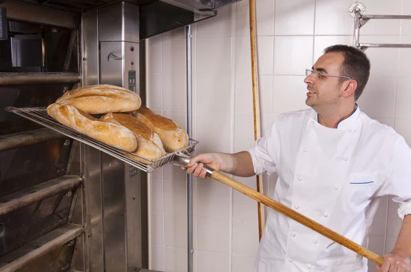 Piekarz sprawia, że chleb — Zdjęcie stockowe