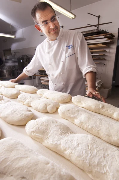 Baker gör brödet — Stockfoto