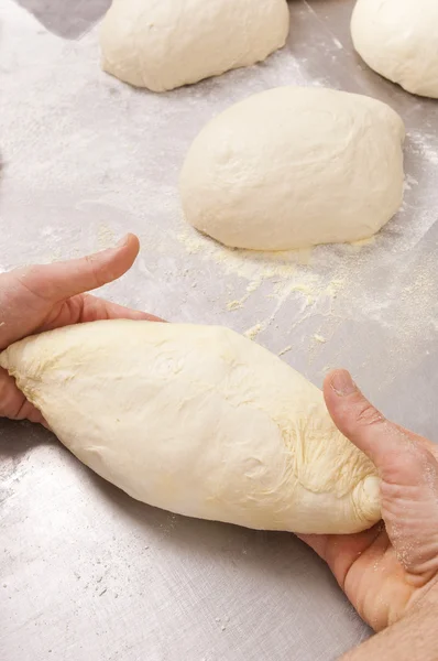 Baker faz o pão — Fotografia de Stock