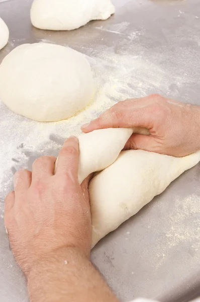 Baker dělá chléb — Stock fotografie