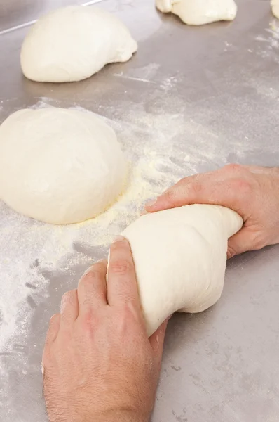 Пекарь печет хлеб — стоковое фото