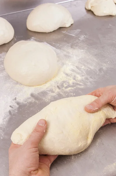 Baker faz o pão — Fotografia de Stock