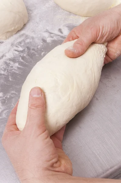 Бейкер робить хліб — стокове фото