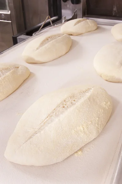Baker maakt het brood — Stockfoto