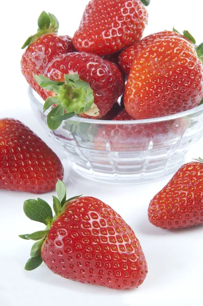 하얀 배경에 있는 딸기 — 스톡 사진