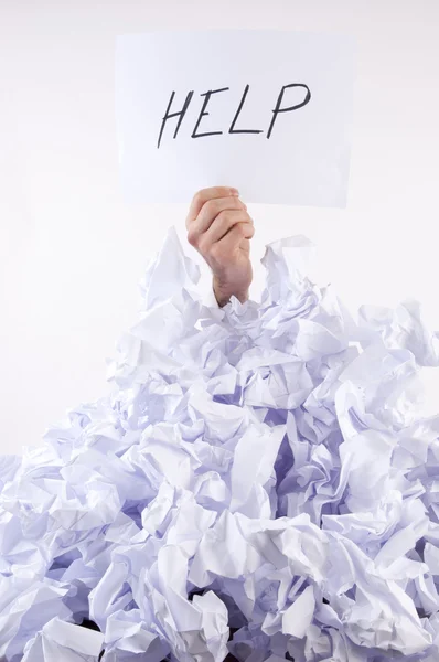 Biznesmen przytłoczony przez papier prosi o pomoc — Zdjęcie stockowe
