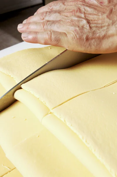 Ножі для різання свіжих макаронних виробів — стокове фото