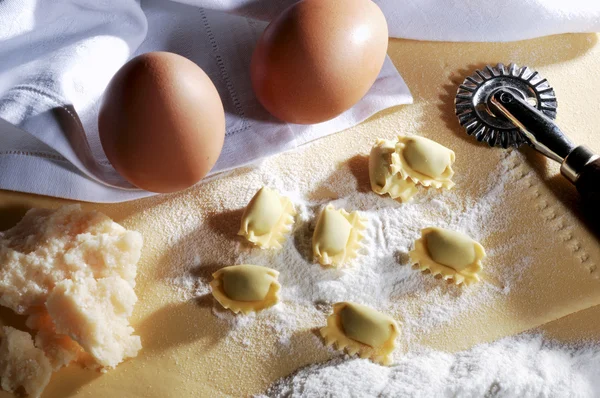 Pasta ravioli op tafel — Stockfoto