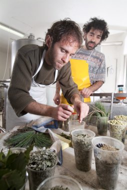 herbalist çeşitli bitkisel hazırlanıyor