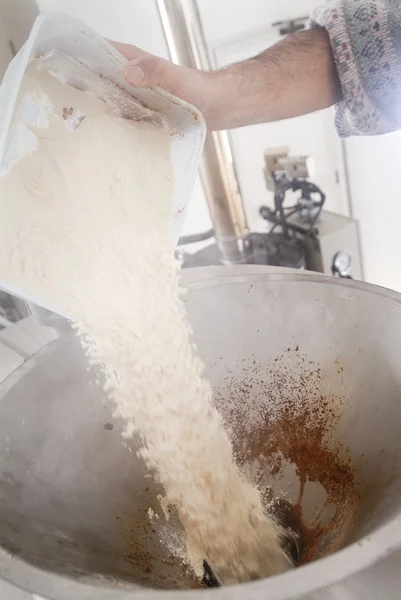 Brewer sätter krydda i stillbilden — Stockfoto