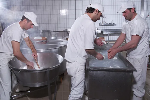 Dairymen, którzy przygotowują mozzarella — Zdjęcie stockowe