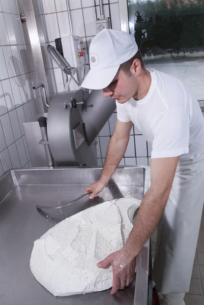 Dairymen, kteří připravují mozzarella — Stock fotografie
