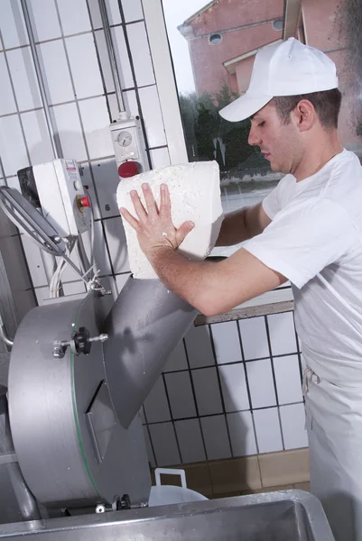 Dairymen, que preparam a mussarela — Fotografia de Stock