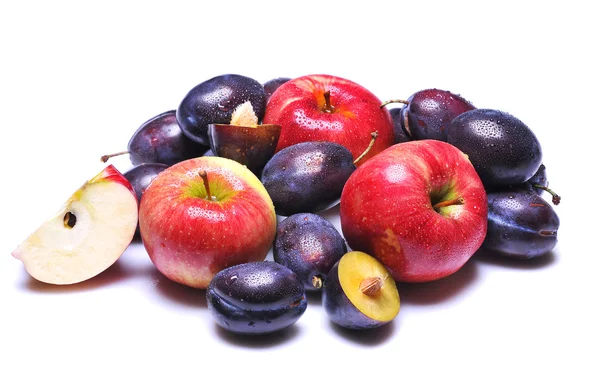 Våt plommon och äpplen — Stockfoto