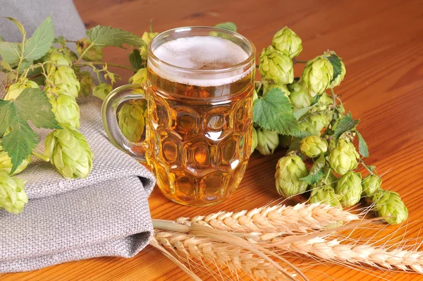 Хміль і пиво на дерев'яному фоні — стокове фото