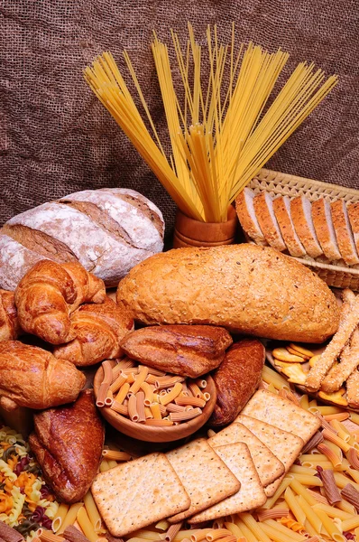 Разнообразный хлеб на столе — стоковое фото