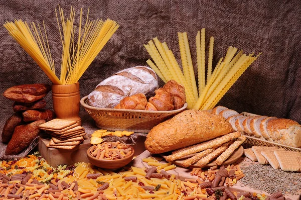 Verschillende brood gerangschikt op tafel Rechtenvrije Stockfoto's