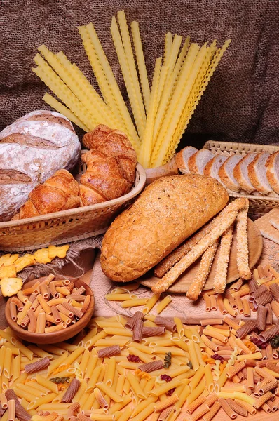 Verschillende brood gerangschikt op tafel Stockfoto