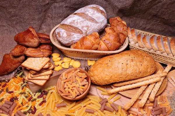 Verschillende brood gerangschikt op tafel Rechtenvrije Stockafbeeldingen