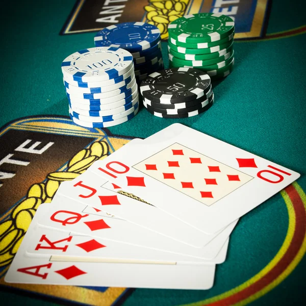 Gewinnen mit Royal Flush im Casino mit Chips — Stockfoto