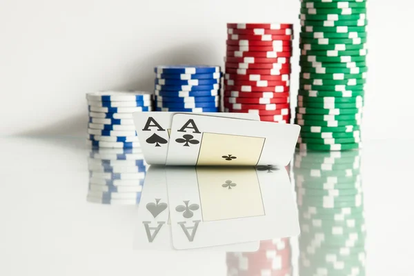 Ace king with poker chips with reflection — Stock Photo, Image