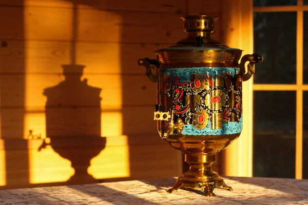 Grandma's old samovar at sunset — Stock Photo, Image