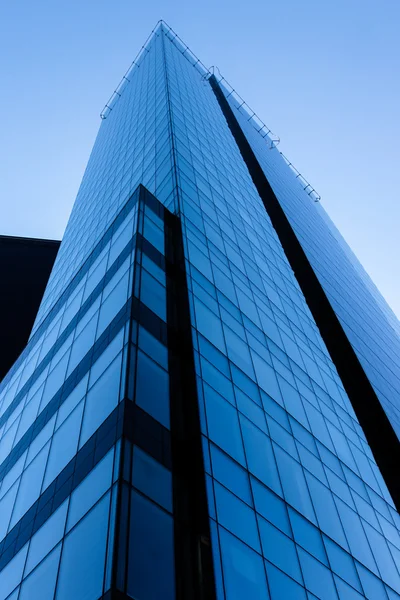 Lång modern kontorsbyggnad — Stockfoto
