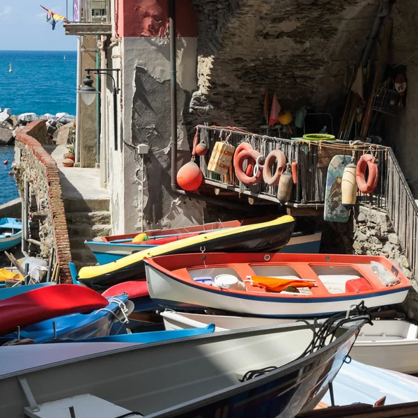 Рыбацкие лодки в маленькой итальянской деревне — стоковое фото